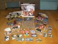 Tavolo pieno di componenti per il gioco da tavolo Star Wars: Imperial Assault. Miniature, carte, dadi e manuali pronti per un assalto imperiale.