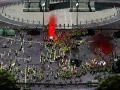 Un grande corteo di persone con giubbotti gialli e bandiere francesi, in un'ambientazione che ricorda un gioco da tavolo.