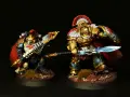 Due guerrieri dorati, uno con un'alabarda ornata, l'altro con una lancia scintillante, pronti alla battaglia. Asterion Moloc, un nome che riecheggia nel loro pantheon.