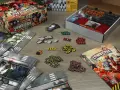 La scatola di Zombicide 2ª Edizione, plance modulari, miniature e segnalini pronti per una recensione avvincente.