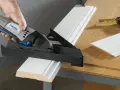 Uso del Dremel per tagliare plexiglass e modanature. Precisione nel taglio per progetti fai-da-te.