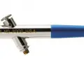 Aerografo Badger con serbatoio superiore e impugnatura blu. Ideale per imparare come usare aerografo per dettagli precisi.