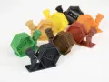 Piccoli omini colorati sorreggono oggetti esagonali con punte. Attenzione, respirare resina fa male!