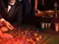 Mani che giocano a las vegas gioco carte, con fiches e roulette in un'atmosfera da casinò.