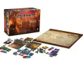 La scatola di Gloomhaven, la mappa del mondo e i componenti del gioco pronti per una nuova avventura. Una recensione di questo epico gioco da tavolo.