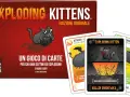 Scatola e carte del gioco Exploding Kittens, con gatti, TNT e esplosioni. Le regole del gioco sono illustrate in modo divertente.