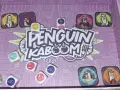 Il gioco di carte Penguin Kaboom! con dadi e pedine pinguino. Preparati per un'esplosione di divertimento!