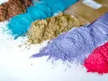 Variopinti pigmenti in polvere, pronti per essere usati in creazioni artistiche.