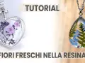 Ciondoli a forma di cuore e goccia con fiori freschi nella resina, perfetti per un tutorial creativo.