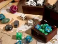 Dadi colorati e pietre preziose su una mappa antica, pronti per i migliori giochi da tavolo.