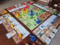 Un tavolo con un gioco da tavolo di strategia, con pedine rosse, gialle, blu e verdi. Un esempio di giochi 4x.