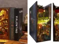 Un book nook cos'è? Un mondo in miniatura tra i libri: una libreria segreta e un vicolo illuminato.