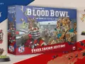 Il blood bowl gioco da tavolo in edizione Third Season. Un giocatore cervo con palla da football e uno scheletro guerriero dorato.