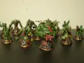 Un gruppo di miniature verdi e grottesche, con un mostro grasso al centro, evoca il caos nel vecchio mondo.