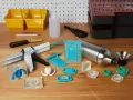 Attrezzi per la lavorazione della resina, inclusi stampi in silicone, pistola per colla e contenitori, utili per capire come pulire gli stampi in silicone dalla resina.
