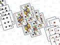 Carte da gioco sparse, tra cui Re di cuori e fiori, e sequenze di carte di quadri e fiori. Un gioco di carte come Macao.