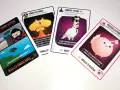 Carte di Exploding Kittens: "Exploding Kitten", "Bomba Gatomica", "Cambia il Futuro" e "Prevedi il Futuro". Le regole del gioco sono illustrate in modo divertente.