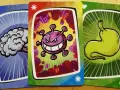 Carte di un gioco: un cervello, un virus minaccioso e uno stomaco. Chi vincerà la battaglia?