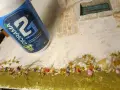 Colla vinilica DIORAMA usata per creare un paesaggio in miniatura con sabbia e fiori.