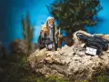 Un vecchio con lanterna e cavi per illuminare il tuo diorama. Ecco come fare un diorama con effetti speciali.