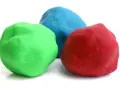 Tre masse di materiale plastico modellabile: verde, blu e rosso, pronte per creare forme fantastiche.