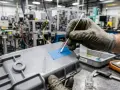 Guanto con cotton fioc applica solvente su plastica, un metodo per togliere la vernice.