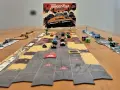 Il gioco da tavolo "Thunder Road Vendetta" è pronto per una folle corsa. Dadi e macchinine colorate sul tavolo.