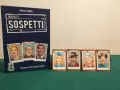 Il gioco "Insoliti Sospetti" presenta una scatola blu con ritratti di personaggi e carte con volti di sospetti, pronti per essere identificati.