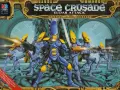 Guerrieri Eldar in armatura blu e gialla, pronti per la loro space crusade, sparano con armi laser.