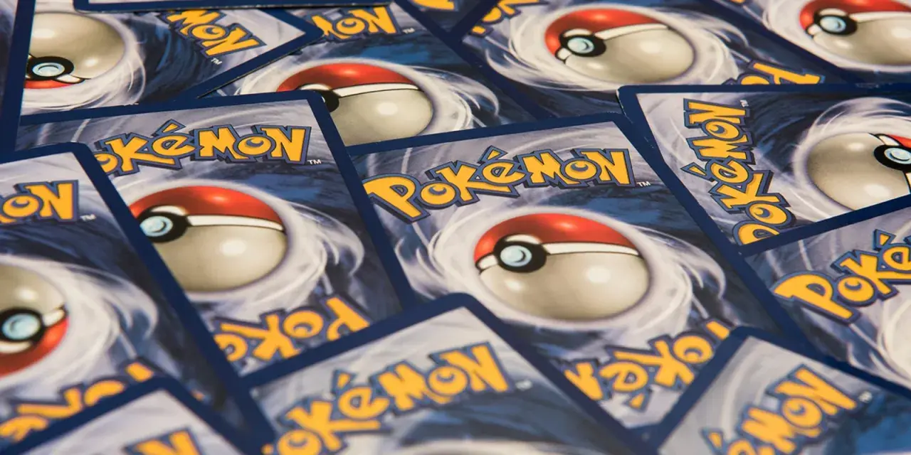Un mucchio di carte Pokémon, con il logo giallo e il design della Poké Ball. Queste sono tra le carte Pokémon più belle per ogni collezionista.