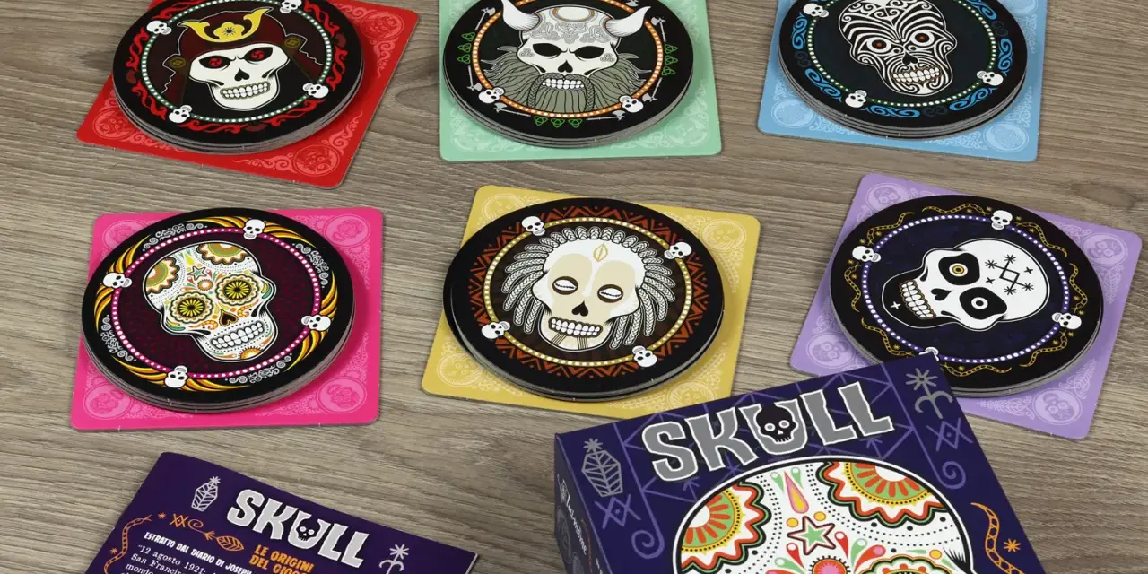 Dischi colorati con teschi decorati, pronti per una partita al gioco Skull.