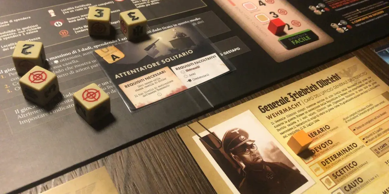 Dadi con simboli di mira e numeri, un ritratto di un generale tedesco e carte di gioco. Un'ambientazione da tavolo che evoca un black orchestra.