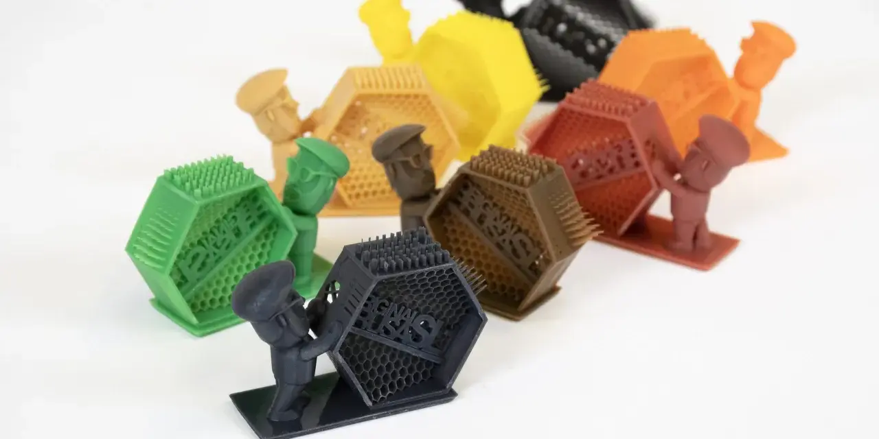 Piccoli omini colorati sorreggono oggetti esagonali con punte. Attenzione, respirare resina fa male!