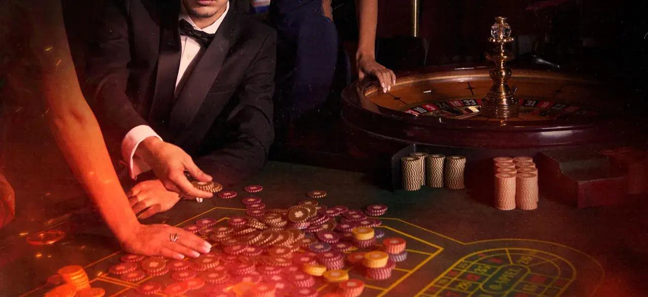 Mani che giocano a las vegas gioco carte, con fiches e roulette in un'atmosfera da casinò.