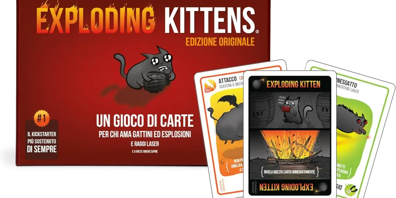 Scatola e carte del gioco Exploding Kittens, con gatti, TNT e esplosioni. Le regole del gioco sono illustrate in modo divertente.