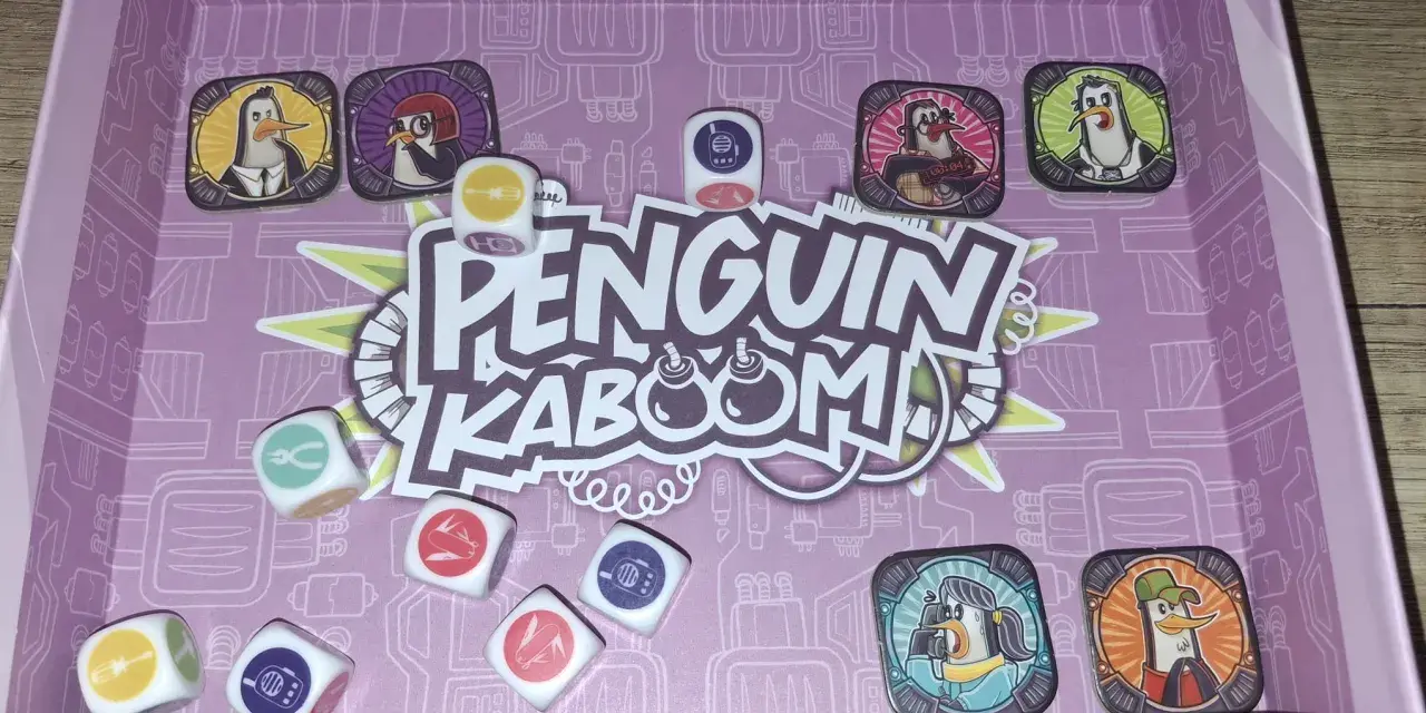 Il gioco di carte Penguin Kaboom! con dadi e pedine pinguino. Preparati per un'esplosione di divertimento!