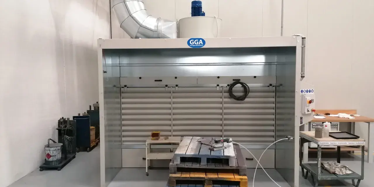 Cabina di verniciatura con aspiratore per verniciatura fai da te, dotata di filtri e motore.