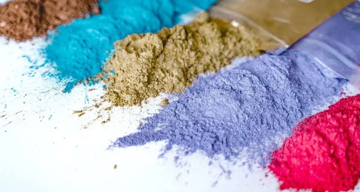 Variopinti pigmenti in polvere, pronti per essere usati in creazioni artistiche.