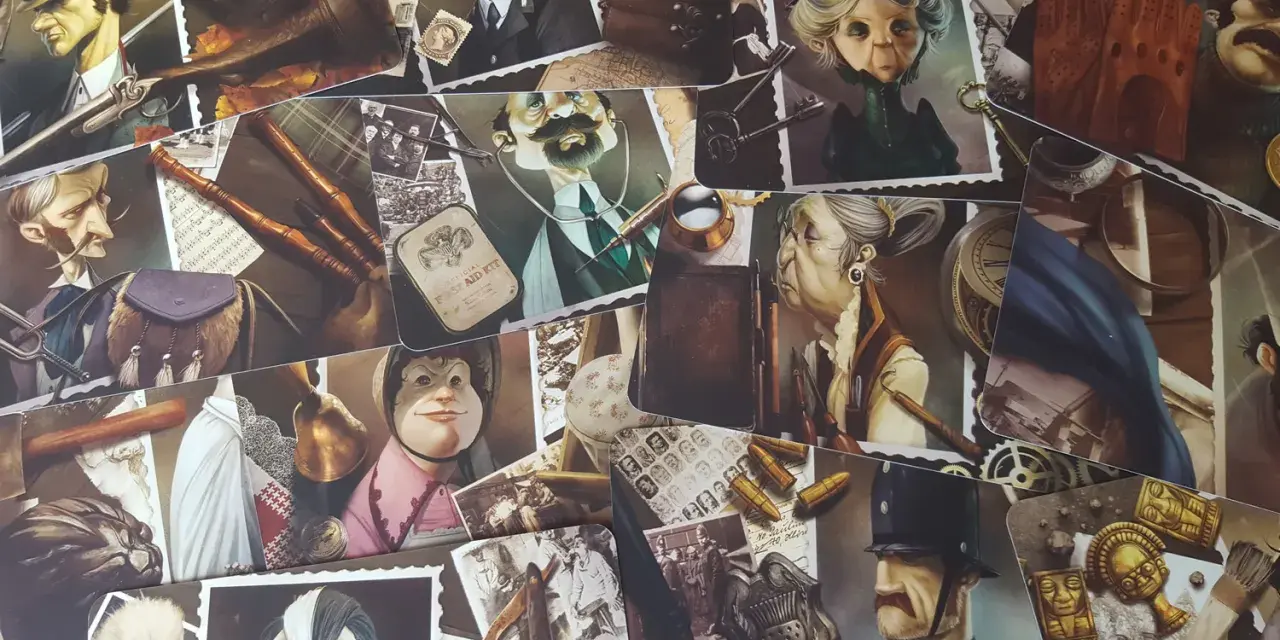 Collage di carte illustrate per il mysterium gioco recensione: personaggi vittoriani, oggetti d'epoca, indizi per un'avventura investigativa.