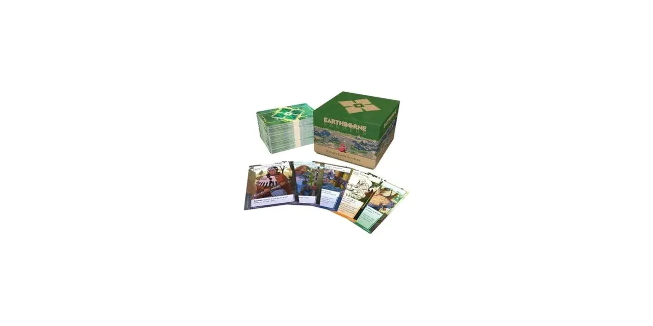 Scatola e carte del gioco da tavolo Earthborne Rangers. Un mazzo di carte è visibile in primo piano, con illustrazioni colorate.