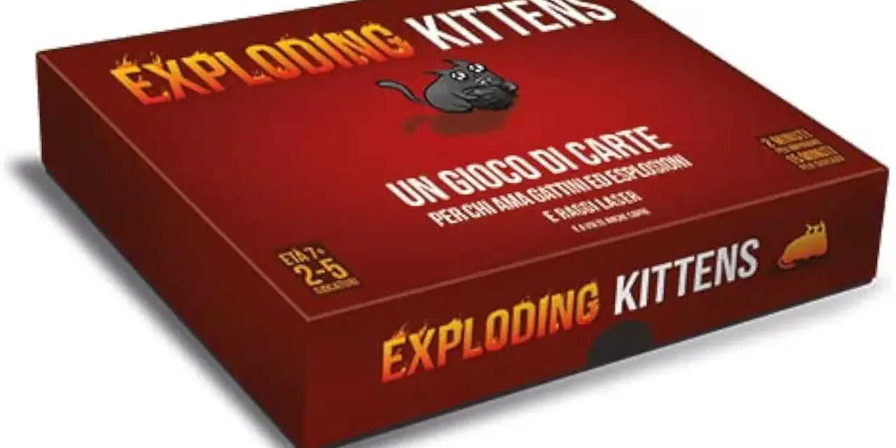 La scatola del gioco di carte "Exploding Kittens" è rossa e presenta un gattino nero. Ideale per chi ama i gattini e le esplosioni!