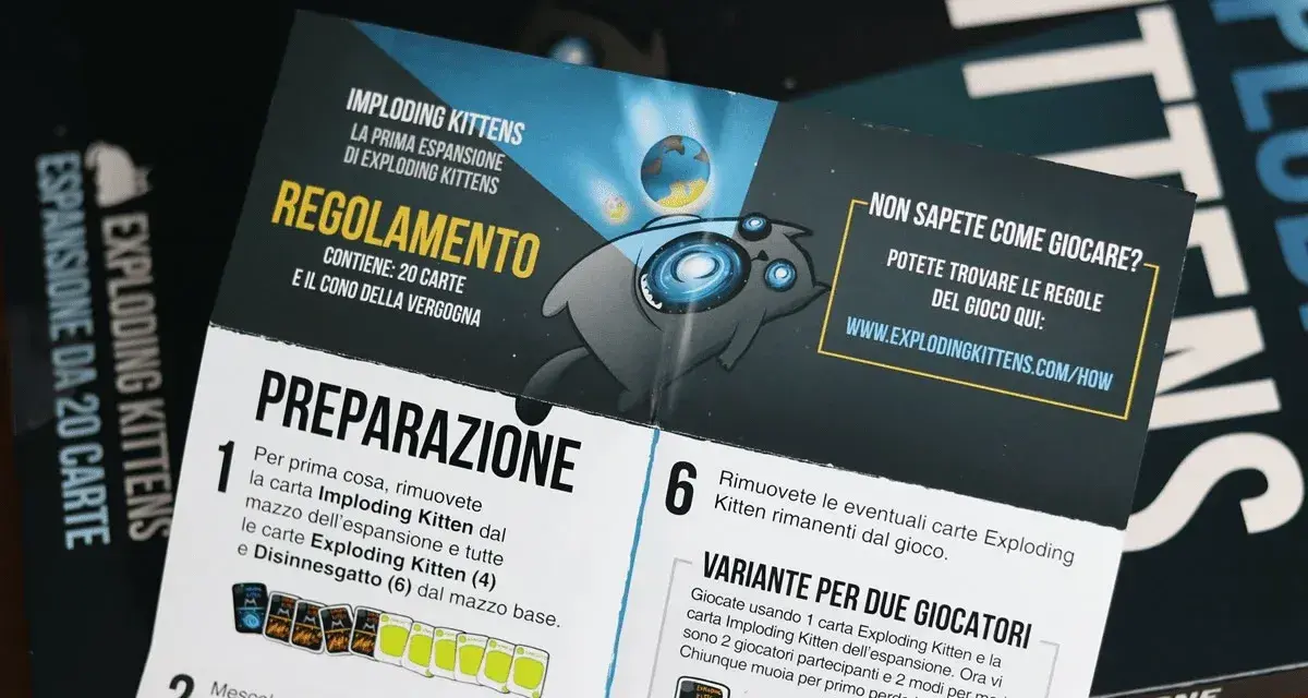 Regolamento e preparazione per l'espansione Imploding Kittens di Exploding Kittens. Include 20 carte e il cono della vergogna.