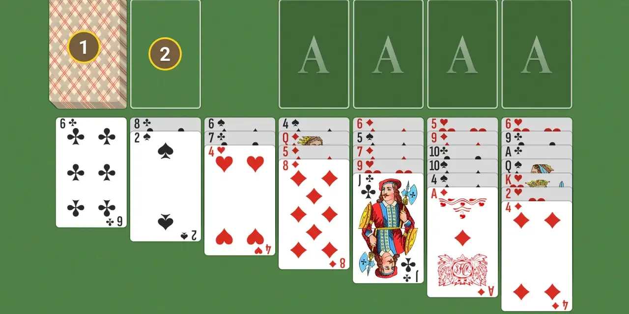 Un tavolo da gioco verde con carte da giochi di carte da tavolo solitario disposte. Ci sono quattro assi in alto e sette colonne di carte sotto.
