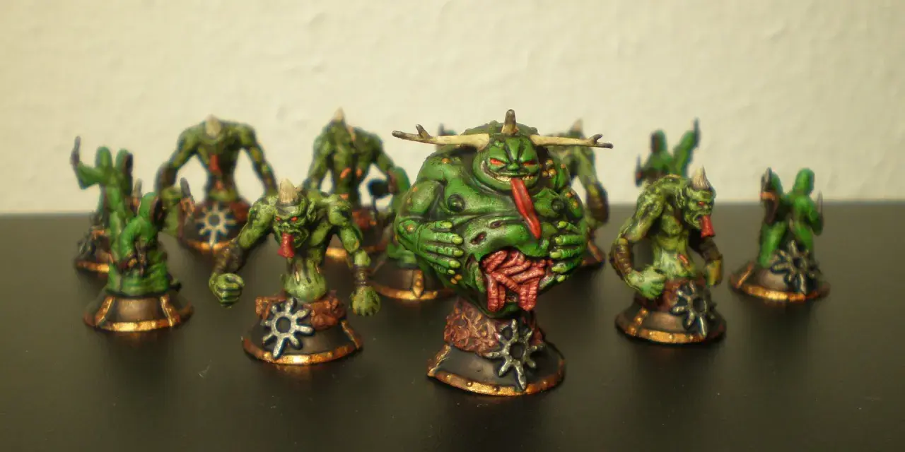 Un gruppo di miniature verdi e grottesche, con un mostro grasso al centro, evoca il caos nel vecchio mondo.