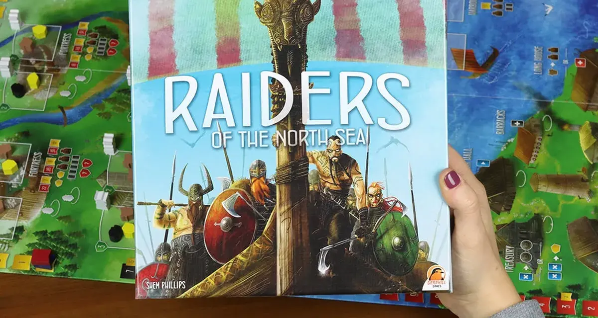 Scatola del gioco da tavolo "Raiders of the North Sea" con vichinghi pronti all'arrembaggio.