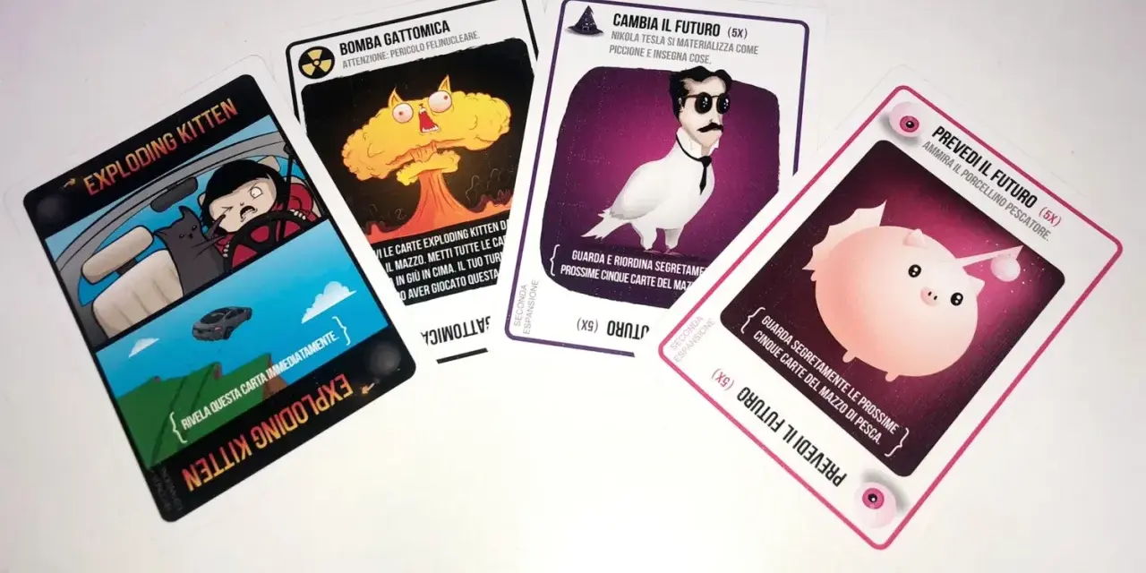 Carte di Exploding Kittens: "Exploding Kitten", "Bomba Gatomica", "Cambia il Futuro" e "Prevedi il Futuro". Le regole del gioco sono illustrate in modo divertente.