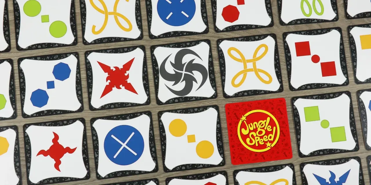Carte di Jungle Speed con simboli colorati. Le regole del gioco sono semplici: trova le coppie di simboli identici per vincere.