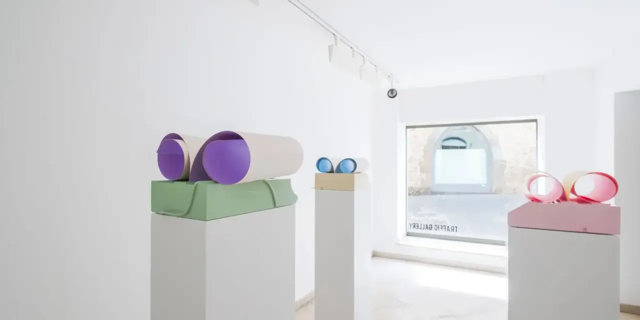 Sculture colorate in un ambiente minimalista, un gioco di forme e colori che invita all'esplorazione visiva.