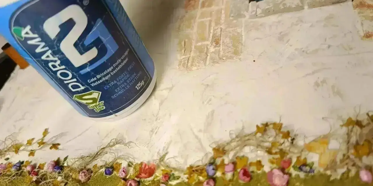 Colla vinilica DIORAMA usata per creare un paesaggio in miniatura con sabbia e fiori.