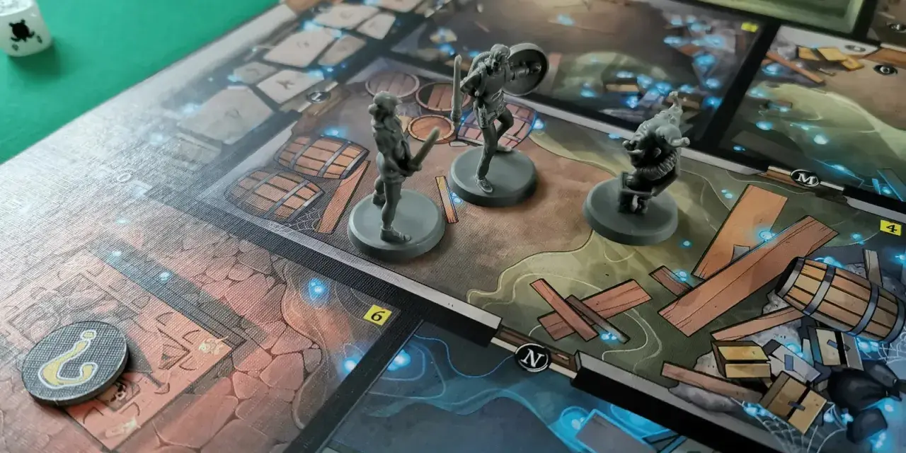Miniature di eroi si preparano ad affrontare le oscure trame di un gioco da tavolo, tra barili e rune luminose, in un'avventura ricca di tales of evil.